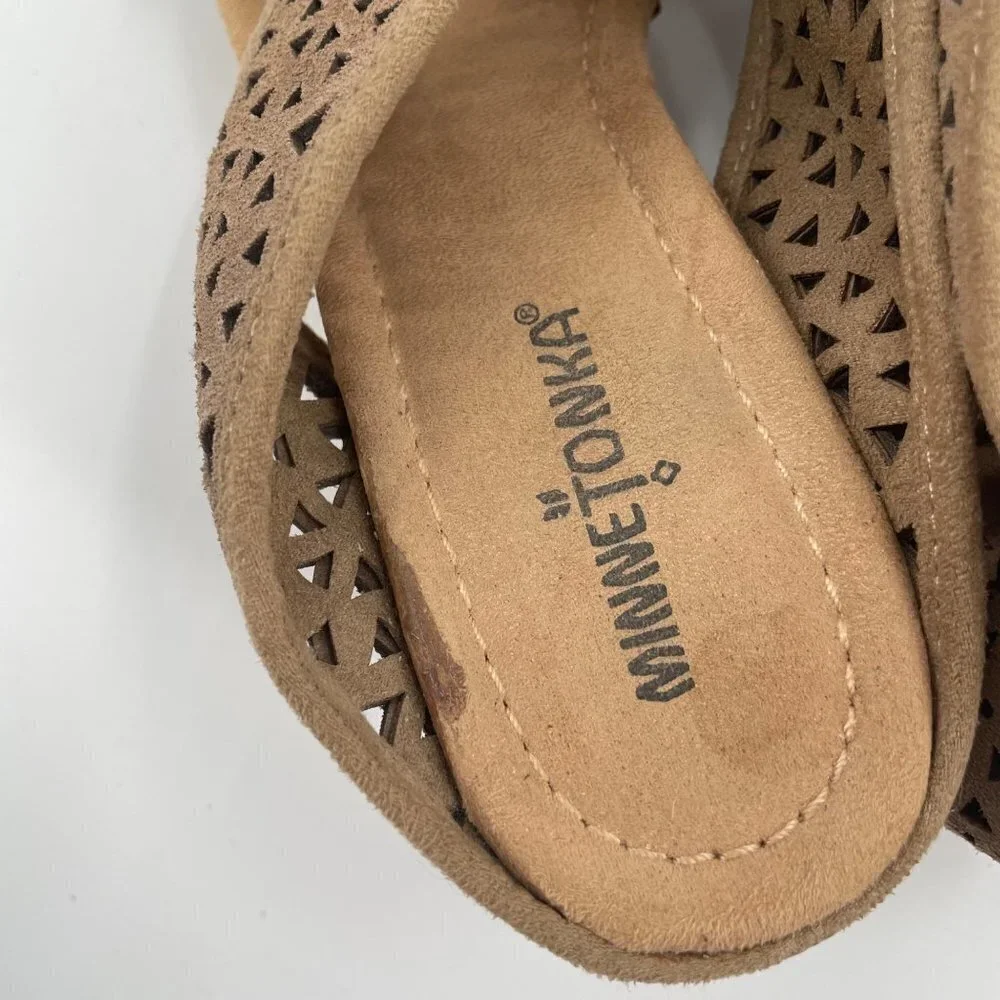 Minnetonka Beige Perforated Leather Slip On Wedges Heels Womens Size 9 Open Toe